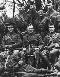 1916年丘吉爾（第一排中間）在部隊