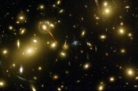 大質量的星系團阿貝爾2218為科學家提供了暗物質存在的證據。通過星系團周圍的弧線——背景星系扭曲的像，天文學家發現其中必定還含有更多看不見的物質。