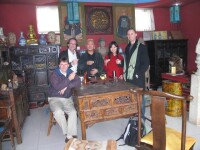 王亮與外商商談藏式古典傢具出口