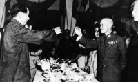 重慶談判時毛澤東與蔣介石互相敬酒