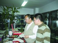 任東教授(左)和黃建東博士在研究化石標本