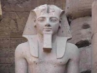 戰役埃方領導者拉美西斯二世雕像