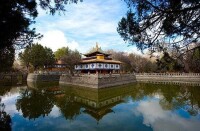 八世達賴喇嘛修建的措吉頗章也稱湖心宮