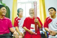 董越與湖北省體育局局長李建明看望百歲老人