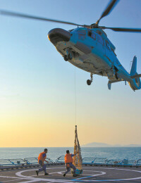 艦載直升機參加海上救護演練
