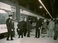 麥理浩在紅磡迎接首班重開的廣九直通車，當時的車底為24型客車