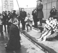 維利·勃蘭特跪在猶太人墓碑面前