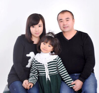 姜波與妻子胡馨月、女兒小小的全家福