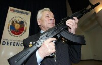 卡拉什尼科夫和槍械