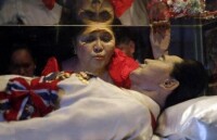 伊梅爾達在自己85歲生日親吻馬科斯水晶棺（2014年）