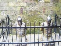 岳飛墓前的万俟卨鐵鑄像（左）