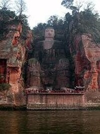 四川的樂山大佛，建於唐朝公元713年—803年的高71米的彌勒菩薩坐像。