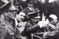 1930年庇隆（左一）與烏裡布魯（右二）