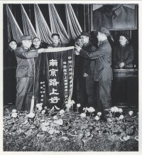 南京軍區司令員許世友向八連授旗