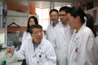 北京大學腫瘤醫院遺傳研究實驗室，實驗員正在工作