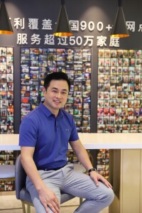 王輝在廣東卡百利新材料科技有限公司二樓展廳照片