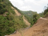 岔箐村境內尼姑河及公路