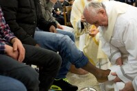 羅馬教宗為一名少年犯洗腳