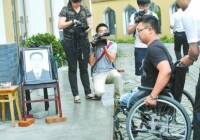 北川“可樂男孩”薛梟坐著輪椅前來悼念蘭輝