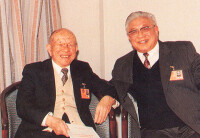 李默庵（左）晚年與黃埔同學留影