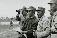 第九十二軍軍長李仙洲在前線指揮戰鬥