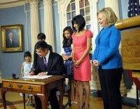 駱家輝簽署文件宣誓就任美國駐華大使