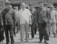 1983年8月蕭華（左）在陝南視察洪災情況