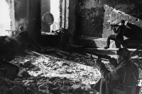 斯大林格勒，1942年10月，蘇聯紅軍士兵在工廠的廢墟中戰鬥。