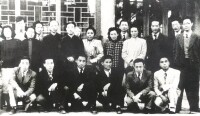 1946年北平藝專師生合影（後排右一為艾中信)