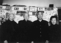 1993年陳汝惠夫婦與長兄陳伯吹夫婦攝於家中