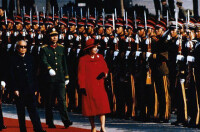 伊麗莎白二世在人民大會堂東門外廣場檢閱了中國儀仗隊