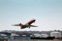 ARJ21-700飛機103架機在海拉爾機場起飛。