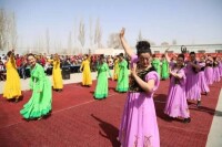 澤普縣各族群眾載歌載舞歡慶諾魯孜節