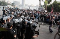 抗議人群與警察發生衝突