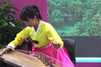 朝鮮族姑娘在彈奏伽倻琴