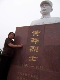 女兒劉魯彬在父親黃驊烈士雕像前