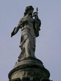 坐落於第戎10月30日廣場的瑪麗安娜雕像。