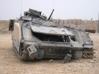 被路邊炸彈擊毀的美軍裝甲車