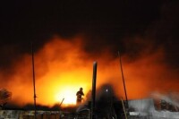 2010年10月24日，消防隊員在火災現場撲救