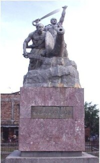 黃略村內抗法雕塑