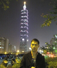 葉青林在台北101大樓前