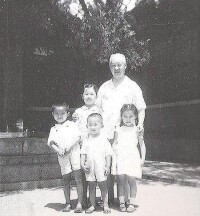 1961年，陳鶴琴在北京學習期間與孫輩合影