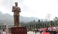 韋國清銅像