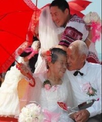 新疆烏魯木齊鑽石婚夫婦范迎珍、李蘭英