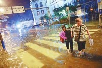 行人在澳門內港涉水而行