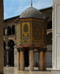 倭馬亞清真寺前廣場一側的鑲金小樓