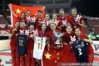 中國女排捧起冠軍獎盃