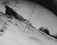 美國鸚鵡螺號潛艇在潛望鏡里拍下了沉沒中的日本山風號驅逐艦