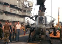 1987年瓜島號兩棲登陸艦上準備起飛執行波斯灣護航的AH-1T