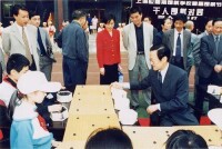 中國棋院院長陳祖德先生與應昌期學子對弈